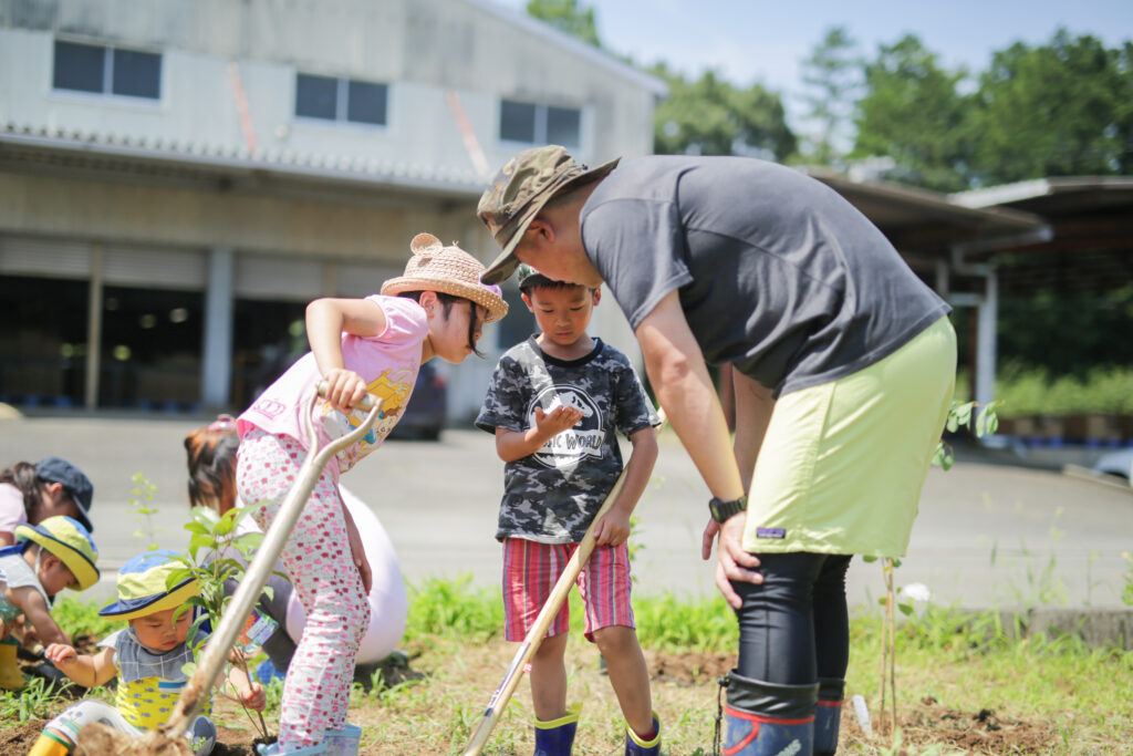 コンポストによる循環型モデル体験授業の様子